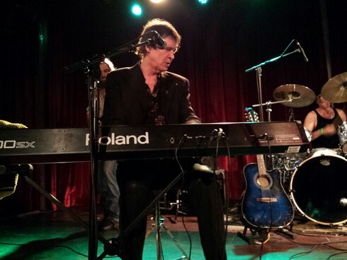 Dwight Twilley tickling the ivories.