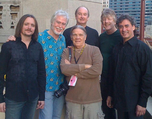 Today's Lovin' Spoonful: Phil Smith, Joe Butler, Steve Boone, Jerry Yester, Mike Arturi and photographer Henry Diltz